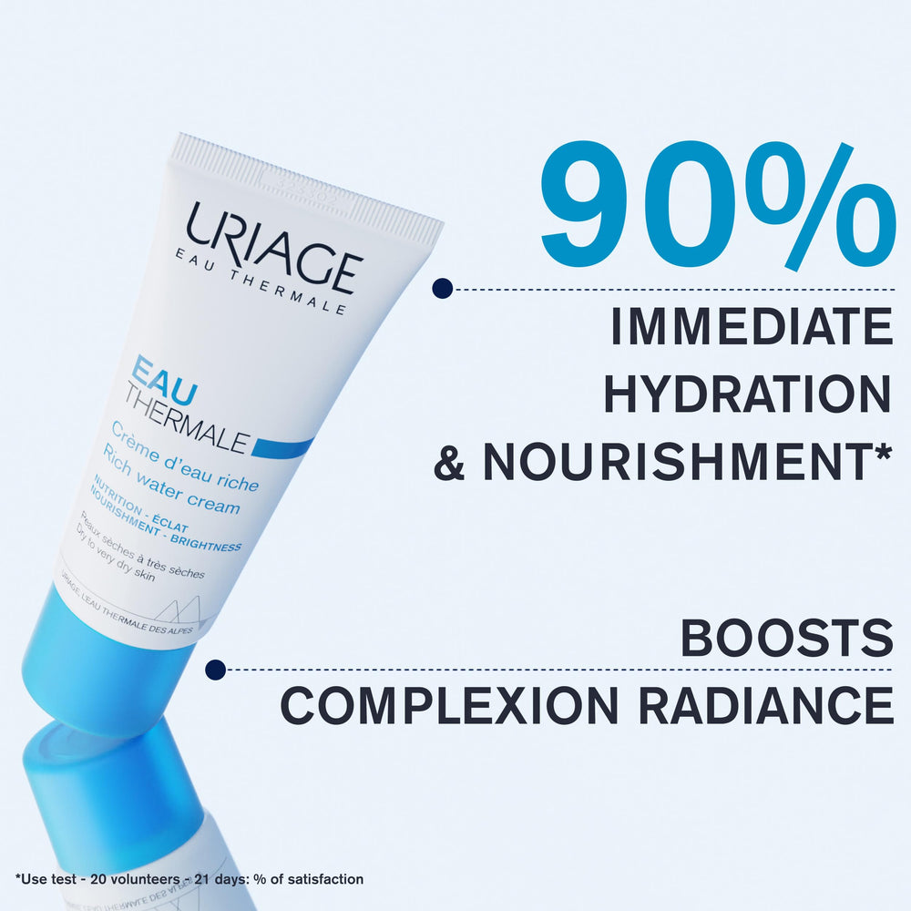 Aplicación suave de Uriage en rostro para una base de maquillaje uniforme.