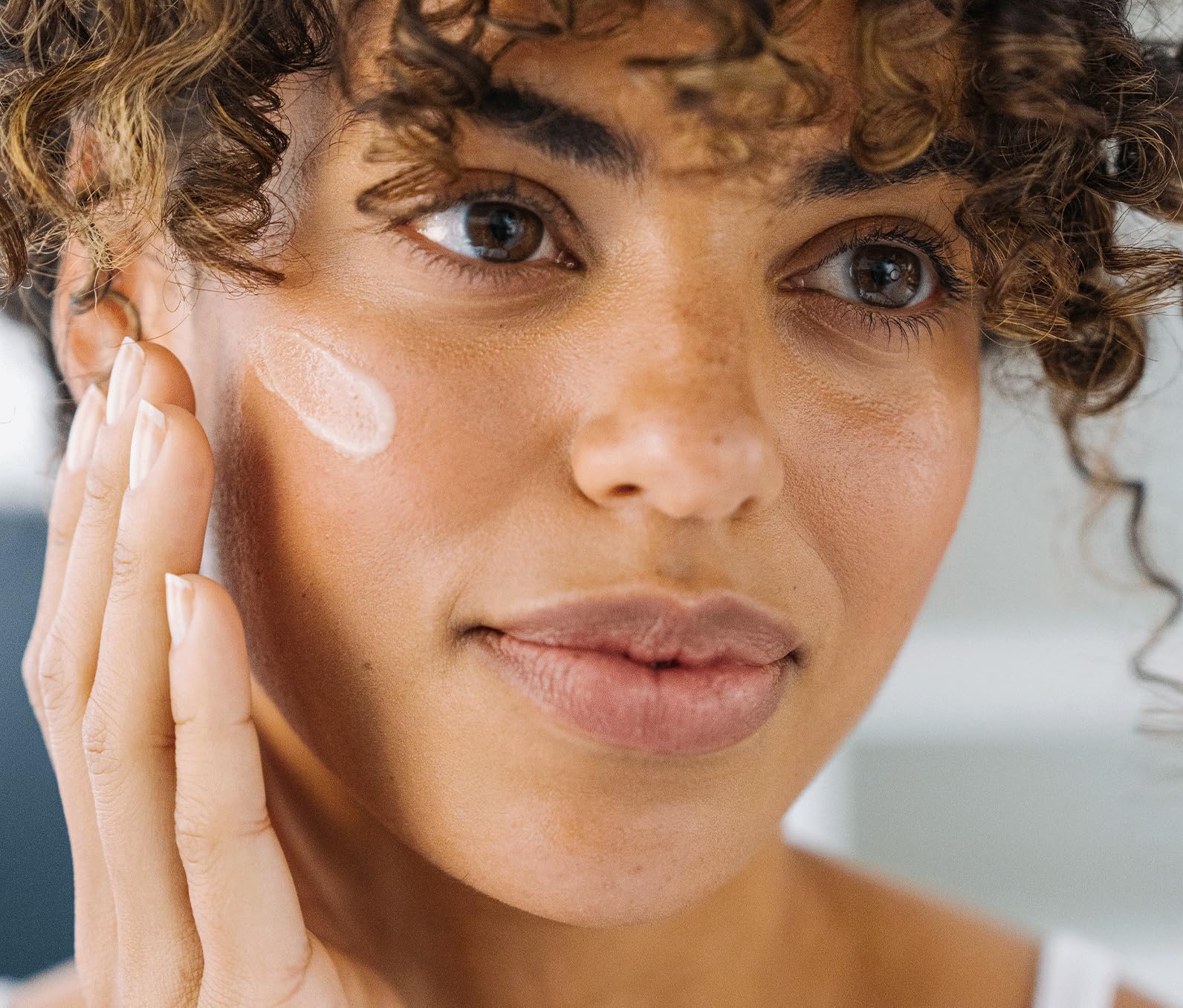 Ursa Major Lunar Bloom Serum, aplicación en la palma de la mano para iniciar la rutina.