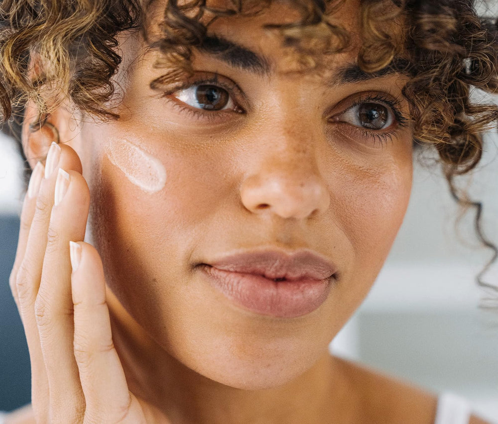 Ursa Major Lunar Bloom Serum, aplicación en la palma de la mano para iniciar la rutina.