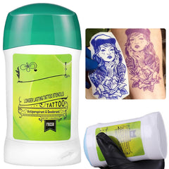 Usiriy Tattoo Transfer Gel en piel durante la aplicación para trazos precisos.