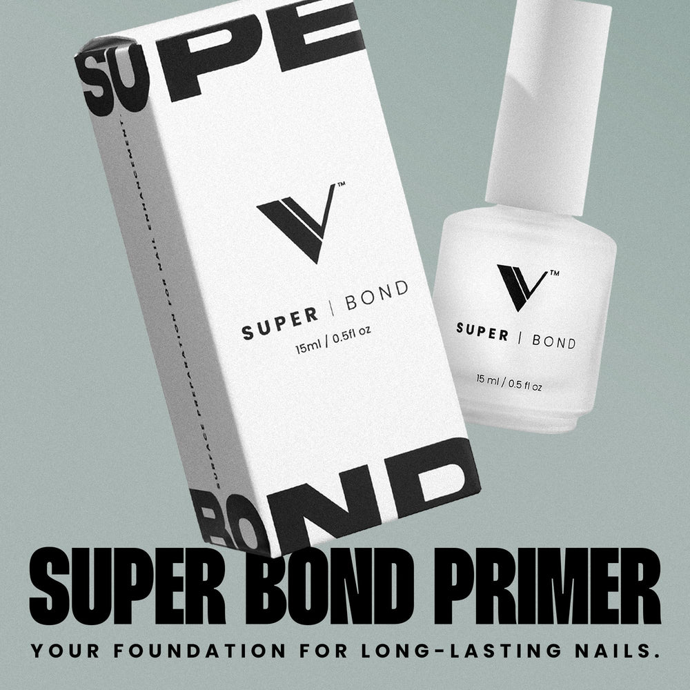 V Beauty Pure Super Bond Primer mostrado para aplicación con pincel en uñas.