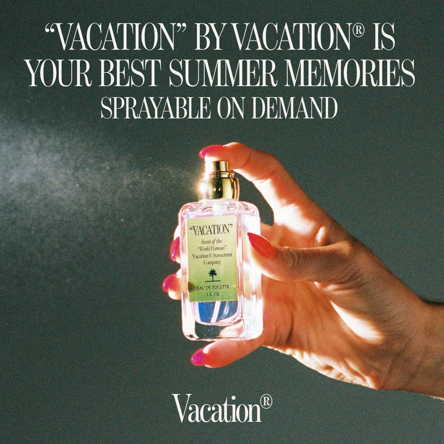 VACATION protector solar Eau de Toilette, frasco en mano para tamaño de viaje.