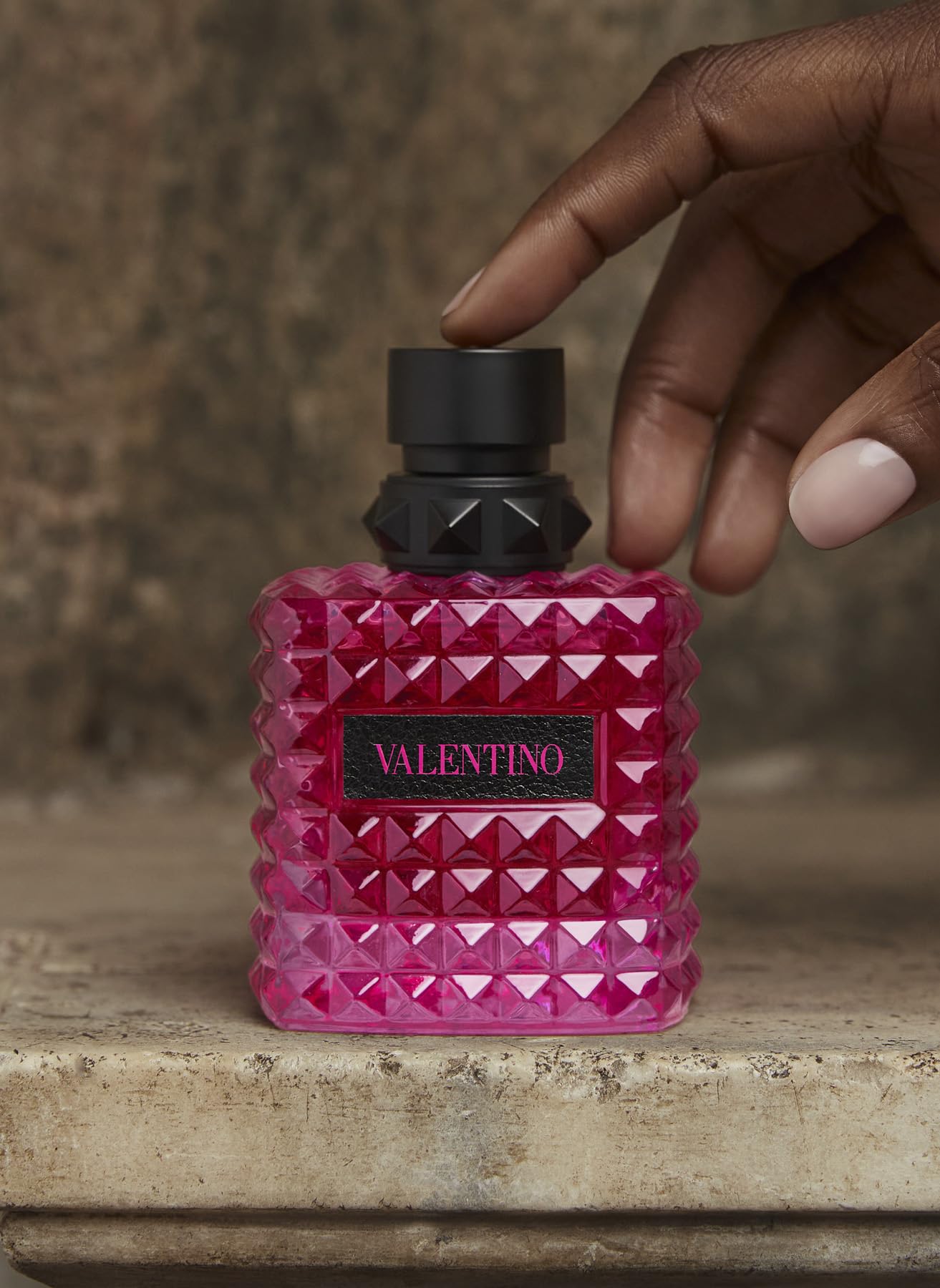 Valentino Born in Roma Extradose, detalle de tapa y etiqueta elegante.