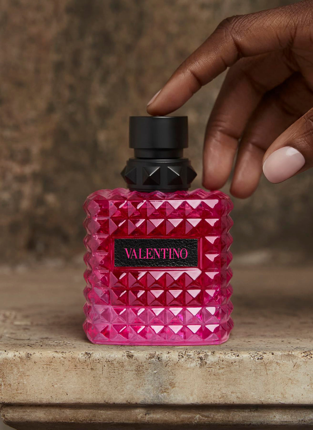 Valentino Born in Roma Extradose, detalle de tapa y etiqueta elegante.