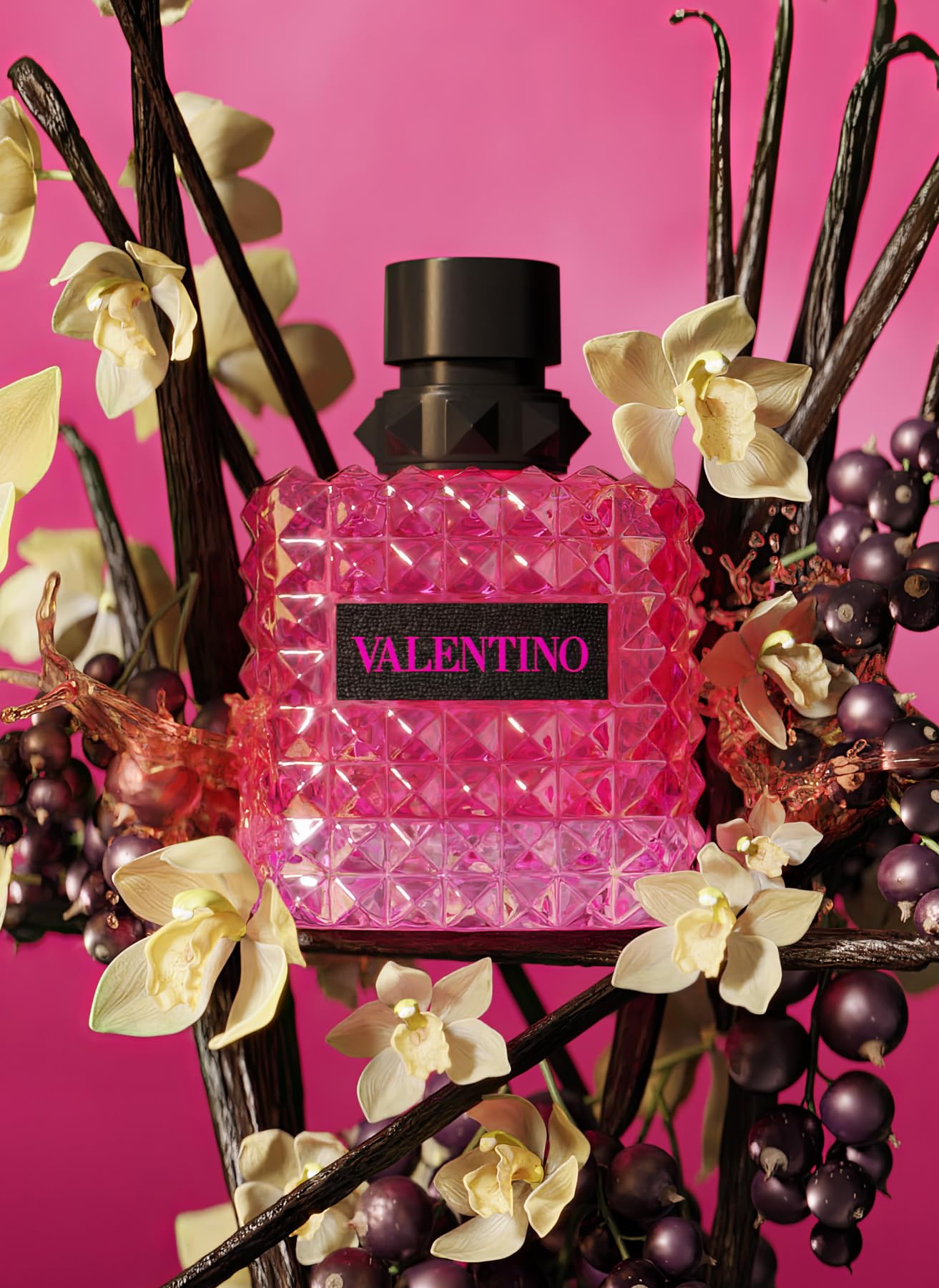 Valentino Donna Born In Roma Extradose, notas de jazmín crean arreglo floral elegante.