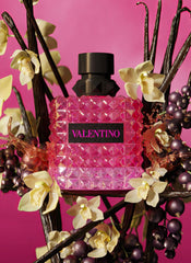 Valentino Donna Born In Roma Extradose, notas de jazmín crean arreglo floral elegante.
