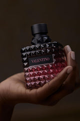 Valentino Donna Born In Roma Intense, atomizador cómodo para aplicación precisa.