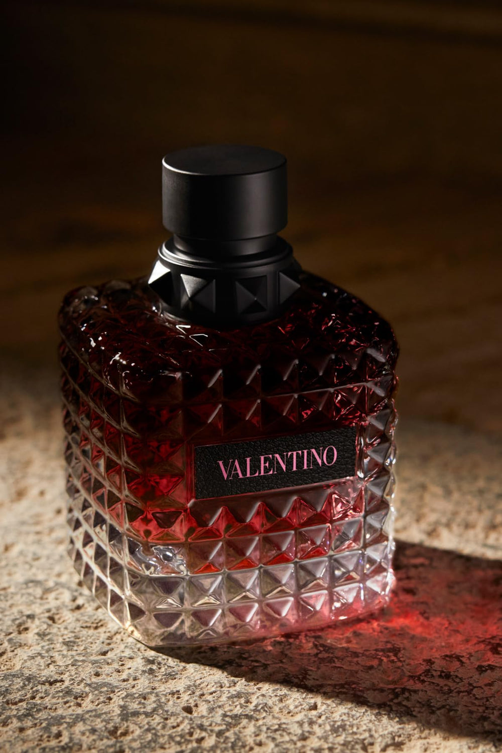 Valentino Donna Born In Roma Intense, detalle de frasco que sugiere duración prolongada.