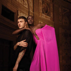 Valentino Uomo Born In Roma Intense, botella-en-mano, presentación elegante para uso diario