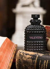 Valentino Uomo Nacido en Roma, etiqueta que transmite marca y calidad.