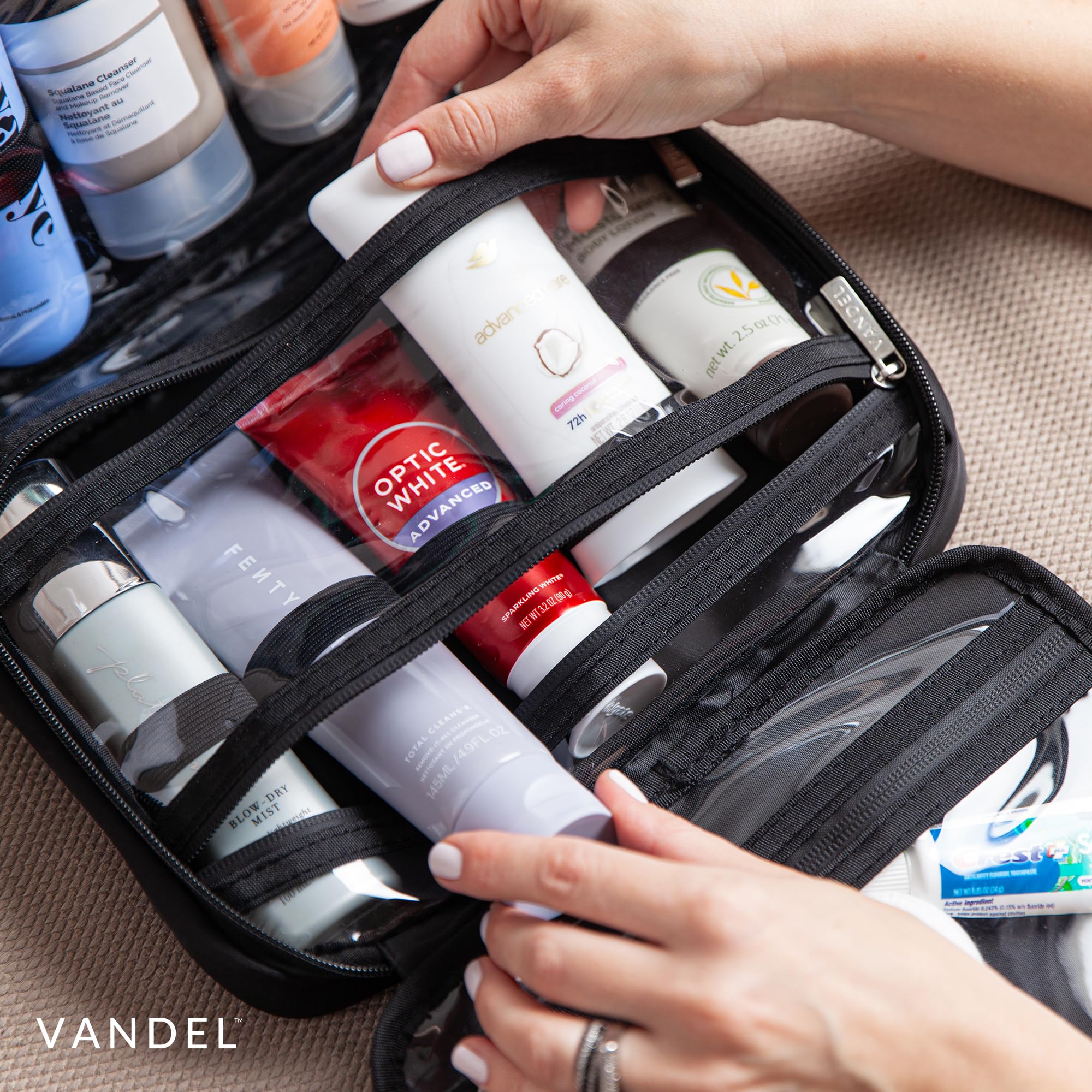Espacio optimizado para cosméticos, productos de aseo y fragancias de viaje.