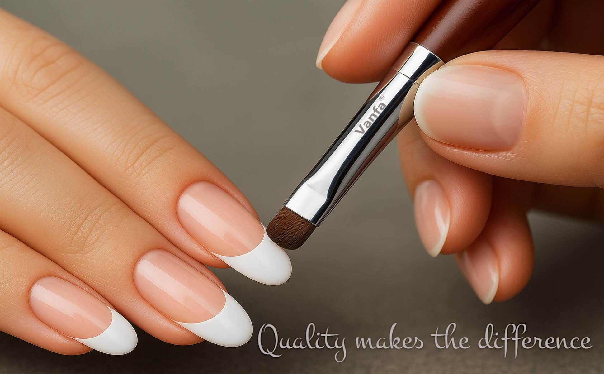 Vanfa brocha francesa, terminado elegante en tus uñas con mayor control.