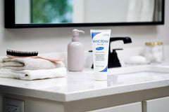 Textura ligera de Vanicream Gel sin fragancia deja apariencia natural y manejabilidad.