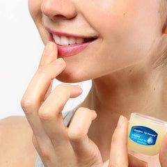 Bálsamo labial Vaseline compacto en paquete mini para cuidado diario.
