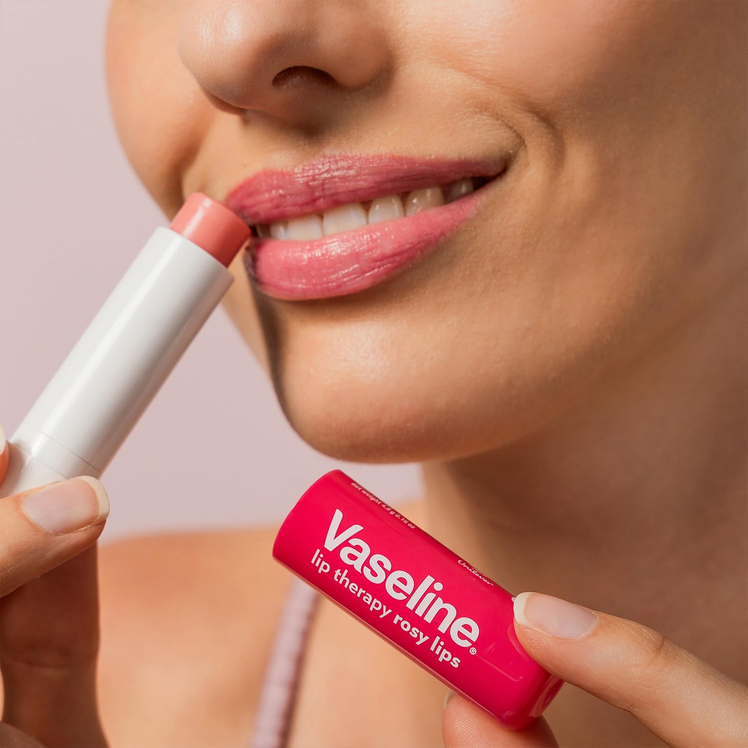 Aplicación rápida y de bolsillo con bálsamo Vaseline para retoques.