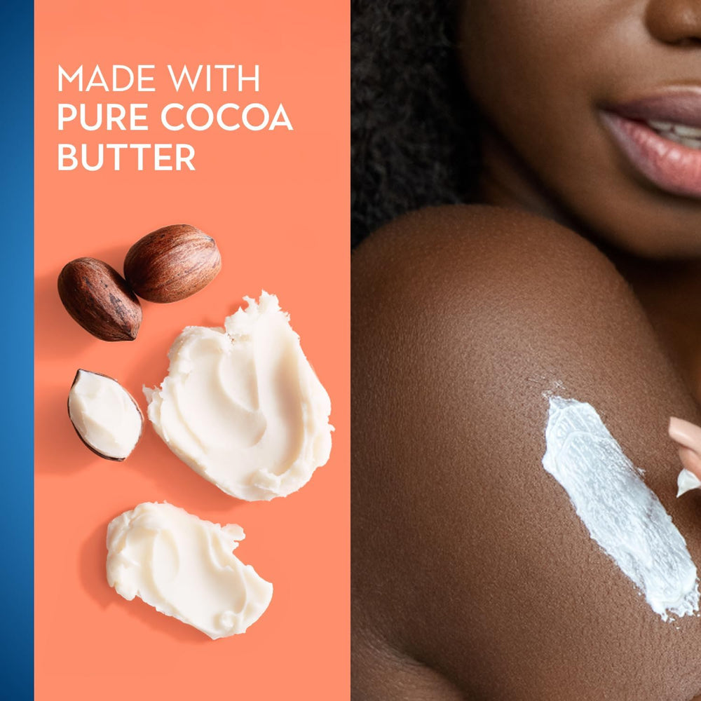 Aplicación suave de Vaseline Cocoa Glow en las manos