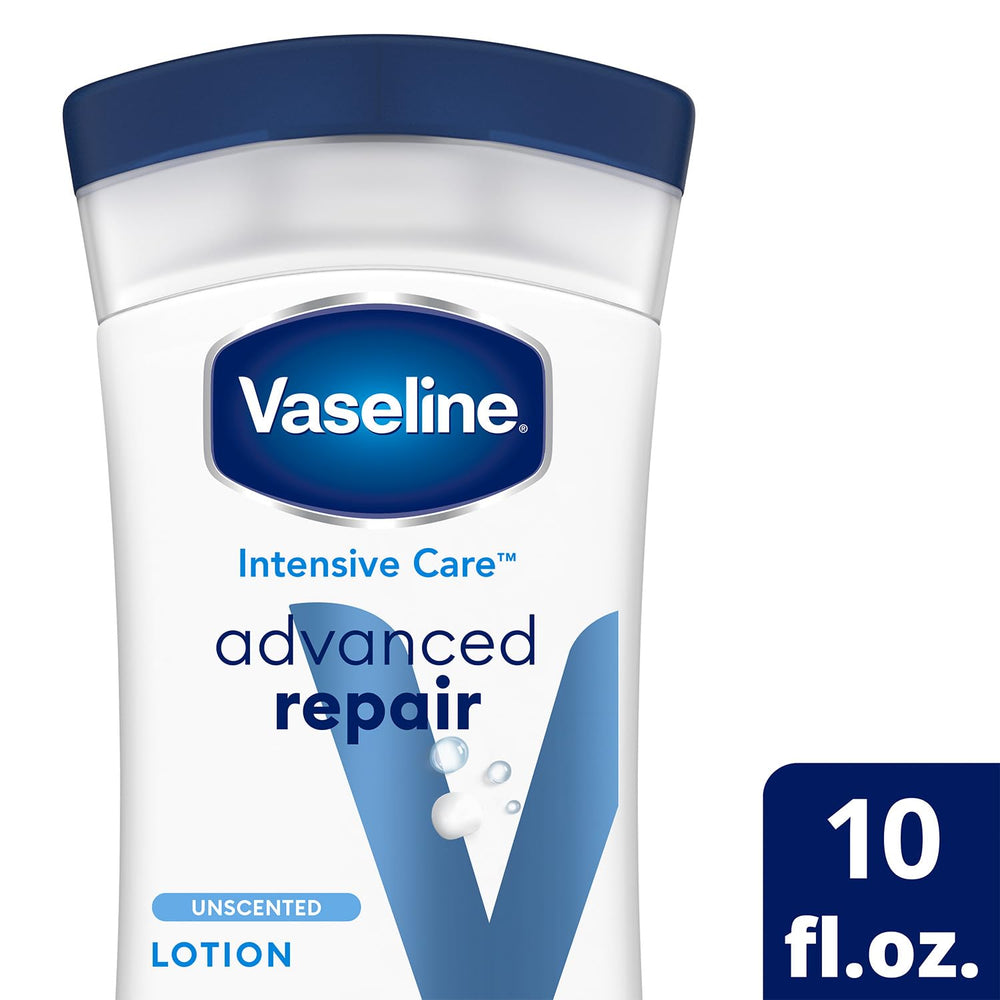 Aplicación en manos con Vaseline Intensive Care Lotion para hidratación rápida.