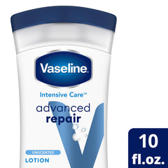 Aplicación en manos con Vaseline Intensive Care Lotion para hidratación rápida.