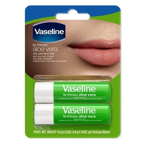 Aplicación suave de Vaseline Lip Therapy Aloe Care Twin Pack en labios