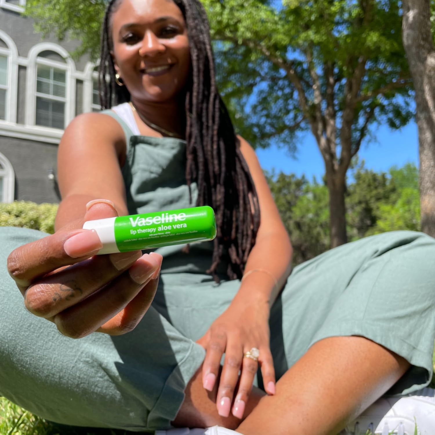 Vaseline Lip Therapy en viaje, formato compacto para llevar.