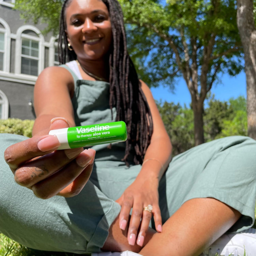 Vaseline Lip Therapy en viaje, formato compacto para llevar.