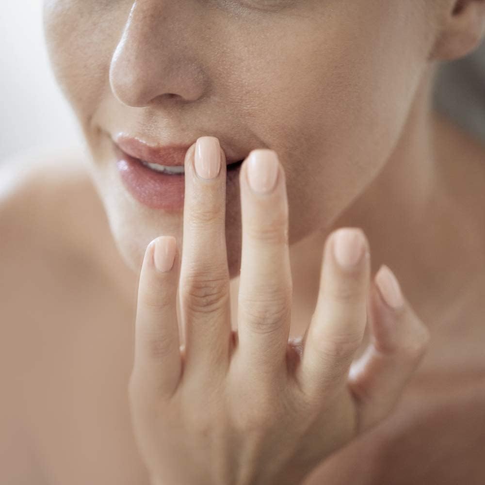 Envase de 20 g de Vaseline Terapia Labial, práctico para retoques.