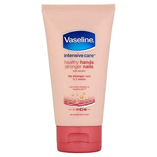 Uso diario de Vaseline para el cuidado de manos y uñas.