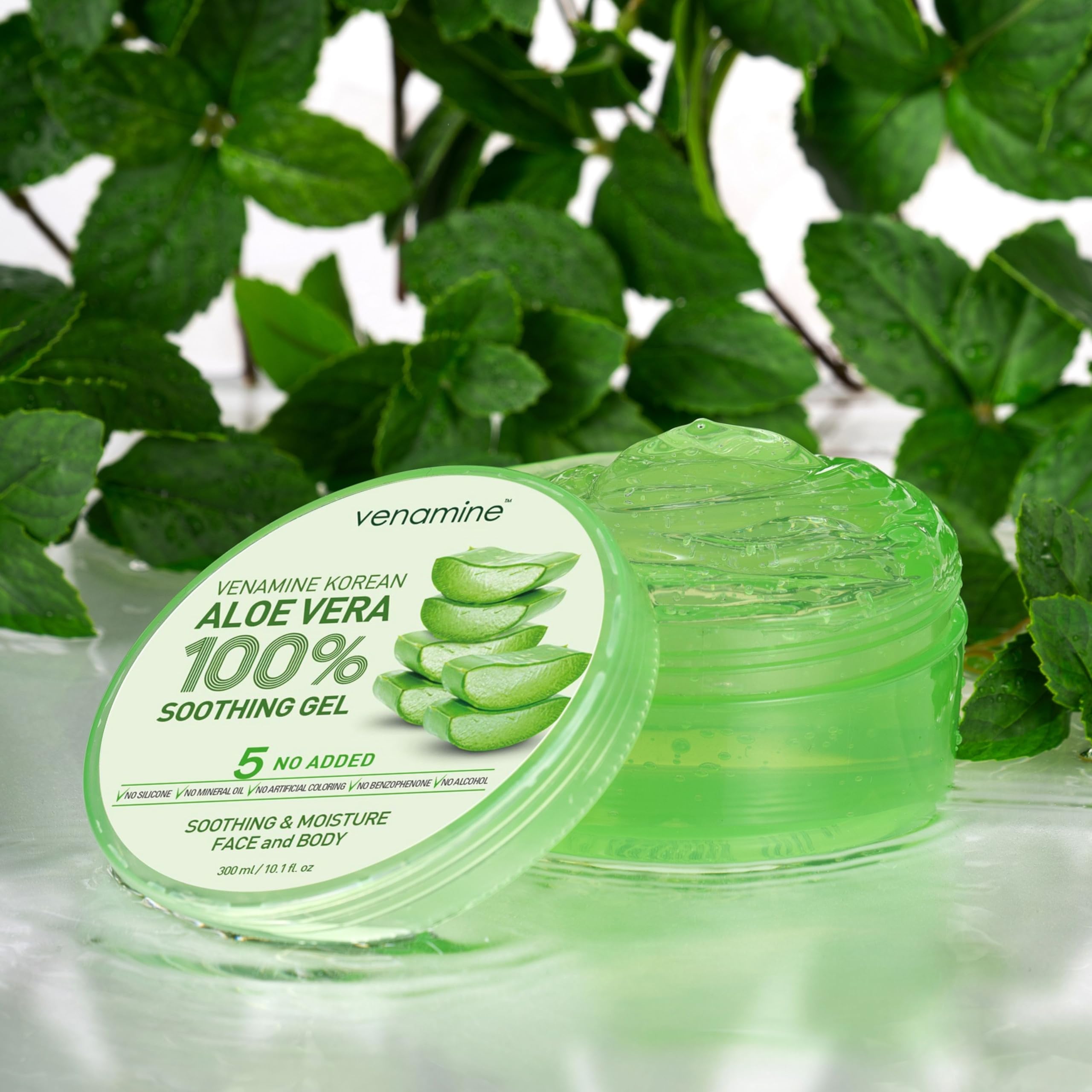 Aplicación facial con VENAMINE aloe vera para piel calmada.