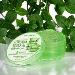 Aplicación facial con VENAMINE aloe vera para piel calmada.