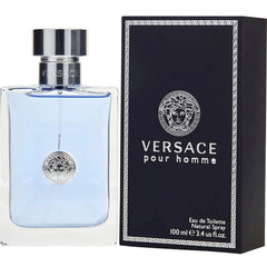 Versace Pour Homme, atomizador en acción; aplicación suave y duradera.