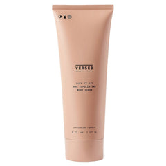 Versed Buff It Out muestra la botella con textura cremosa para exfoliar suavemente la piel.