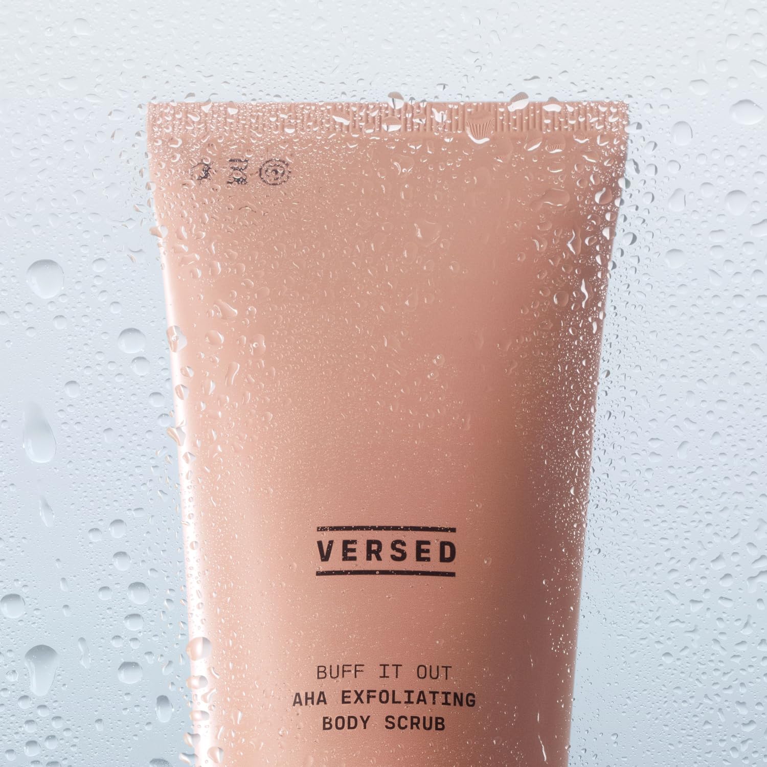 Versed Buff It Out exfoliante corporal con púmice microfinos para suavizar parches ásperos.