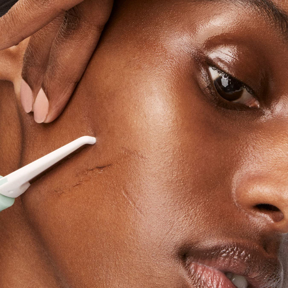 Versed dermaplanado: uso en rostro a 45 grados para mayor control.