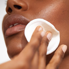Versed Weekend Glow: disco aplicador para aplicar suavemente en rostro y cuello.