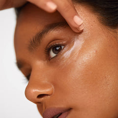 Versed Zero-G crema para ojos, contiene péptidos para firmeza visible.