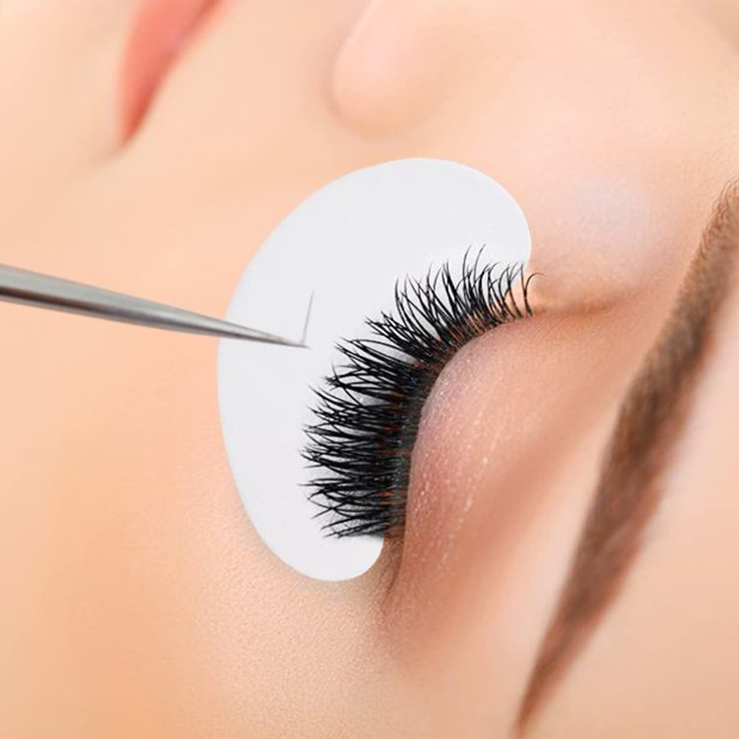 Uso profesional y personal con parches hidrogel VEYES INC para rutina ocular.