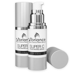 Botella de Vibriance Super C Serum en primer plano para hidratación suave.