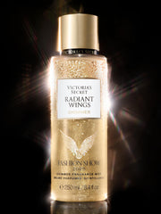 Victoria's Secret Alas Radiantes Notas del corazón, Caramelo salado y Jazmín Sambac para dulzura elegante.