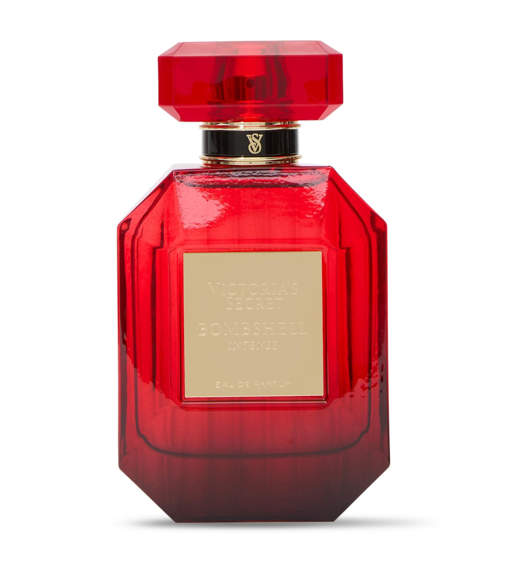 Notas de cereza y peonía roja destacan en primer plano, ideal para perfilar el aroma diario.
