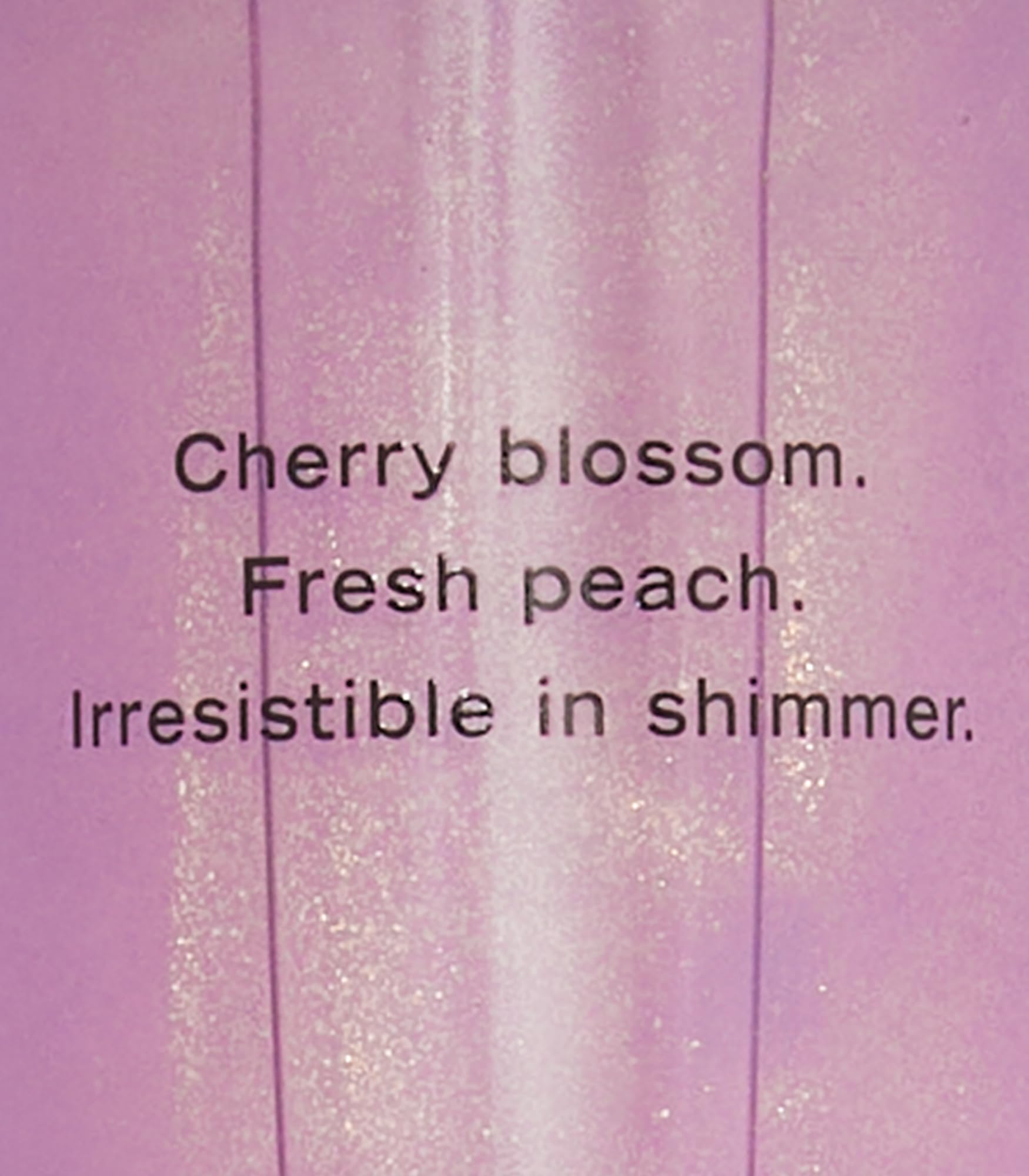 Victoria's Secret Love Spell spray corporal, enfoque en cerezo y durazno para momentos románticos.