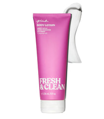 Victoria's Secret Pink Fresh & Clean loción para manos y cuerpo en botella, hidrata durante todo el día.
