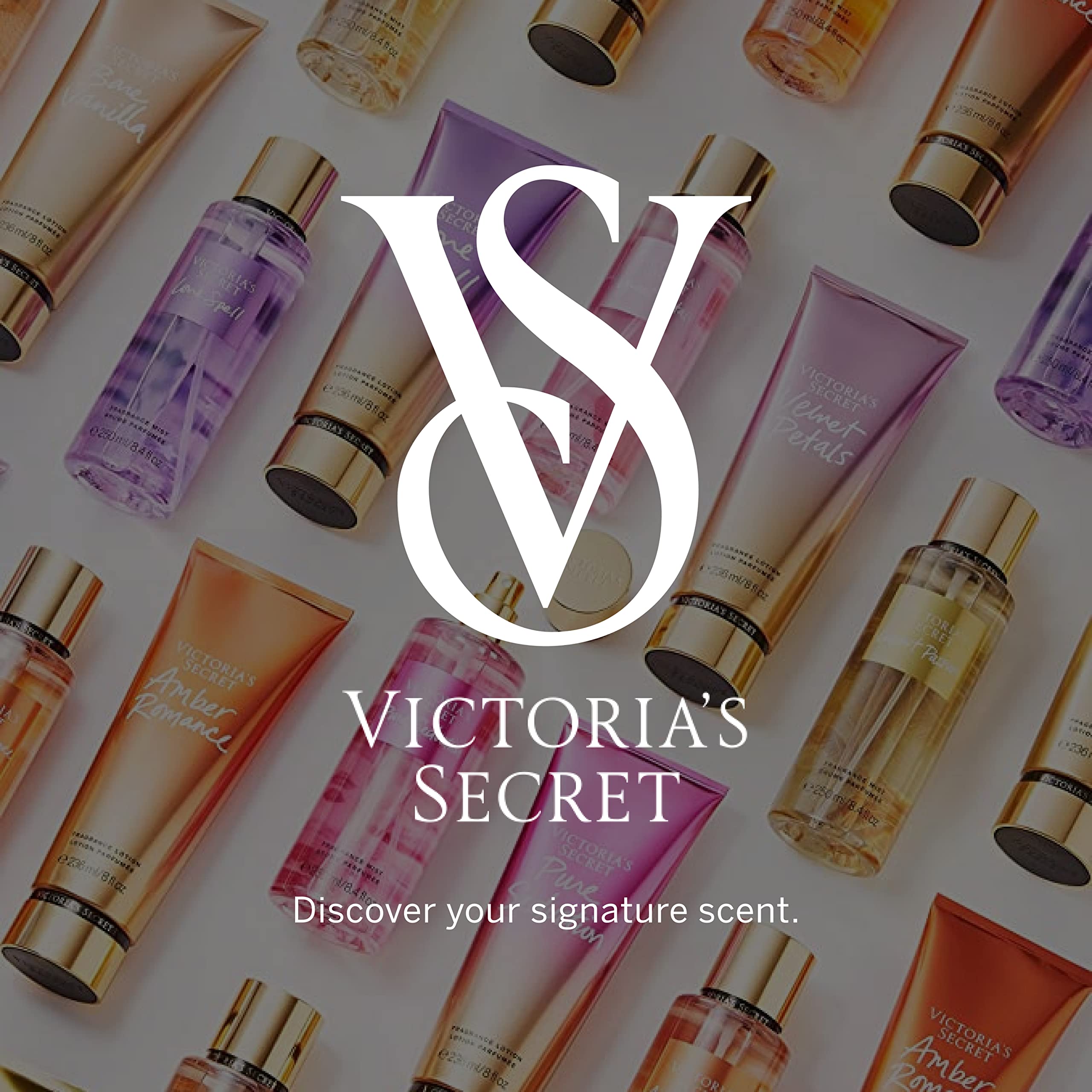 Aplicación de Pure Seduction Mist en muñeca, experiencia aromática coordinada.