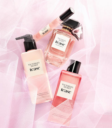 Victoria's Secret Tease Mist, notas de gardenia blanca y pera para un aroma sofisticado.