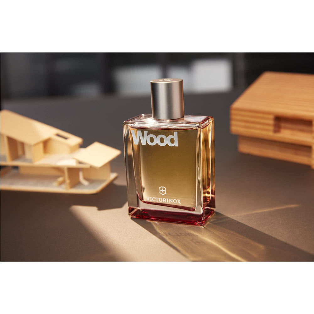 Victorinox Wood, tapas, acabado elegante que potencia la colección de fragancias.