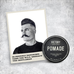 Color violeta distintivo de Victory Barber & Brand para cabello canoso.