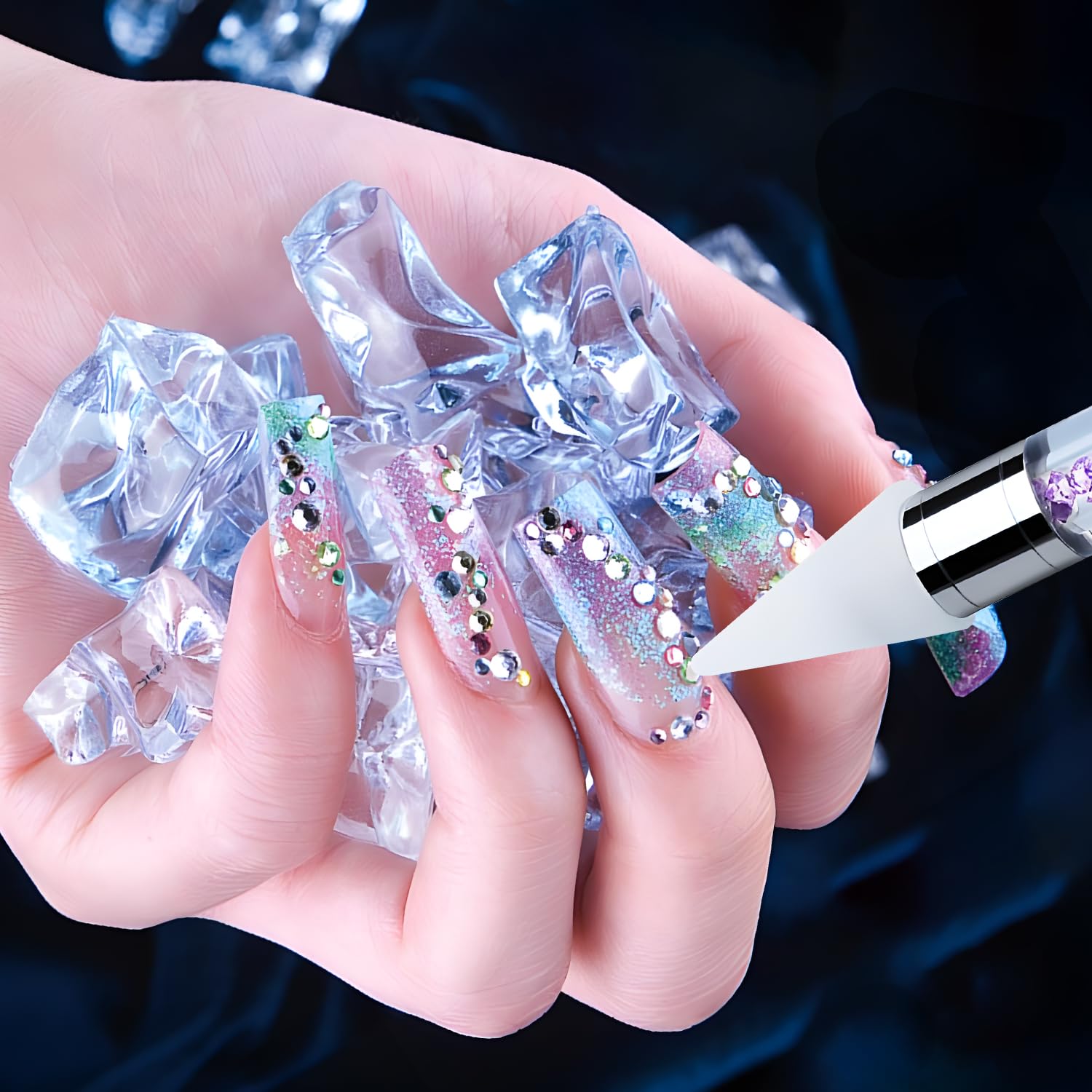 Vikerer arte de uñas con cristales en proceso de aplicación