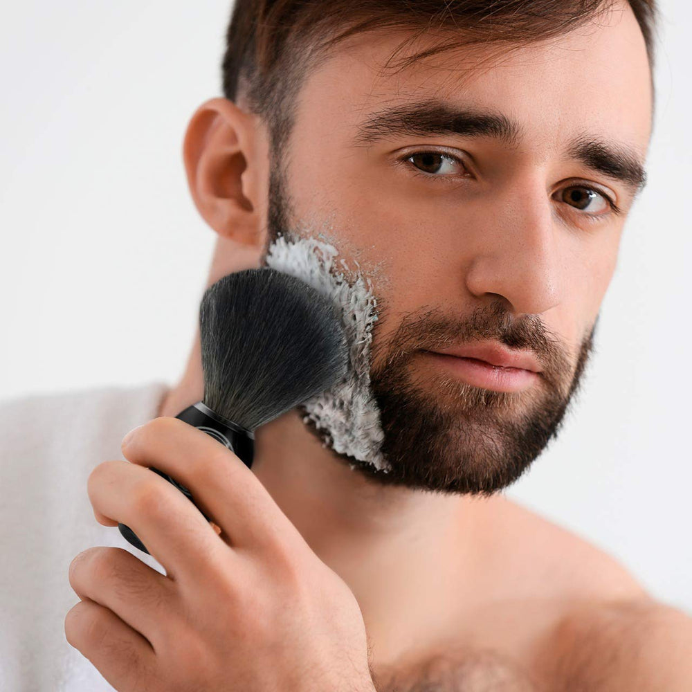 Brocha Viking Revolution con pelo denso exfolia suavemente la piel