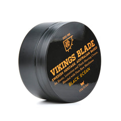 Vikings Blade brocha aplicando espuma cremosa para afeitado estable.
