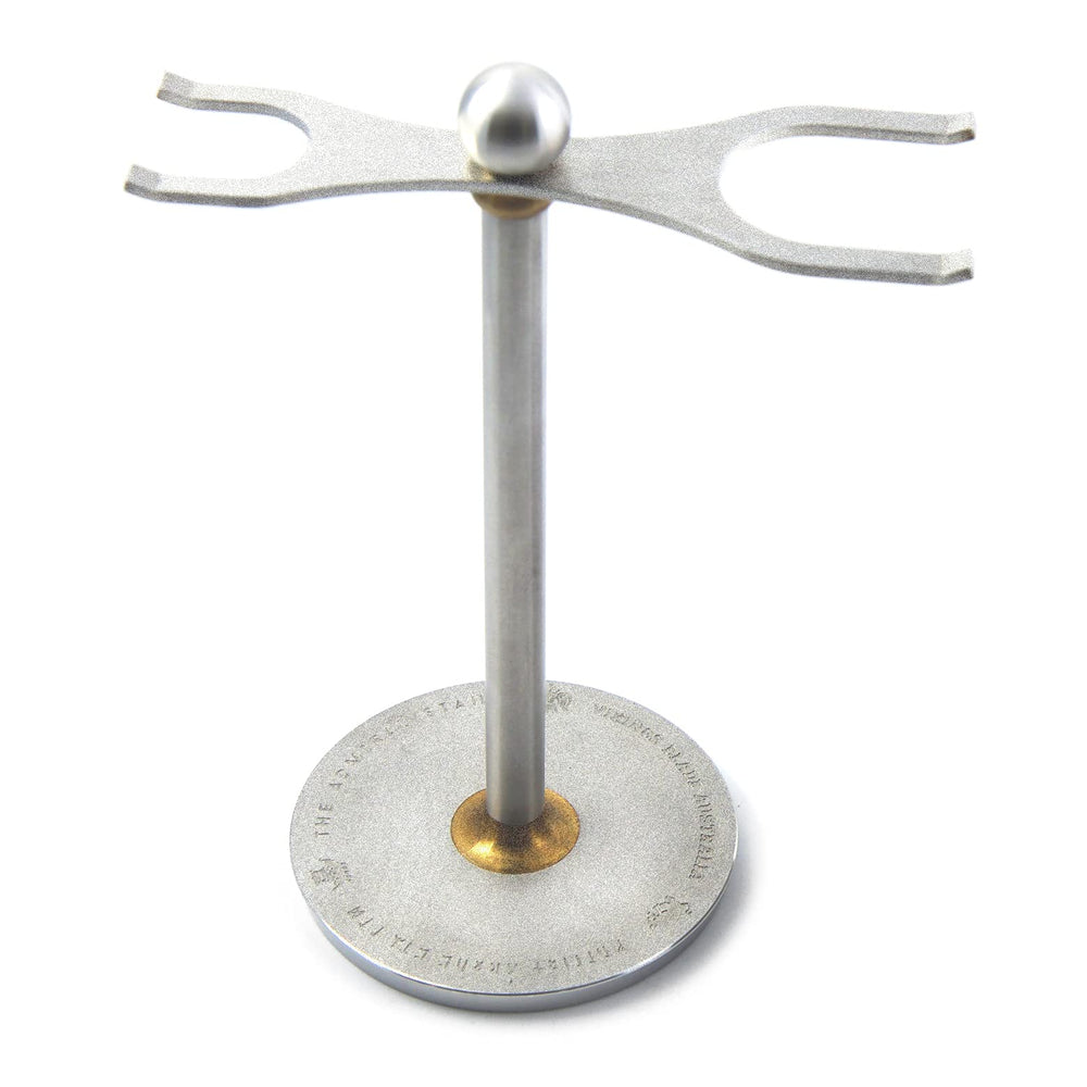 El Admiral de Vikings Blade, soporte para brocha, facilita secado y almacenamiento ordenado.