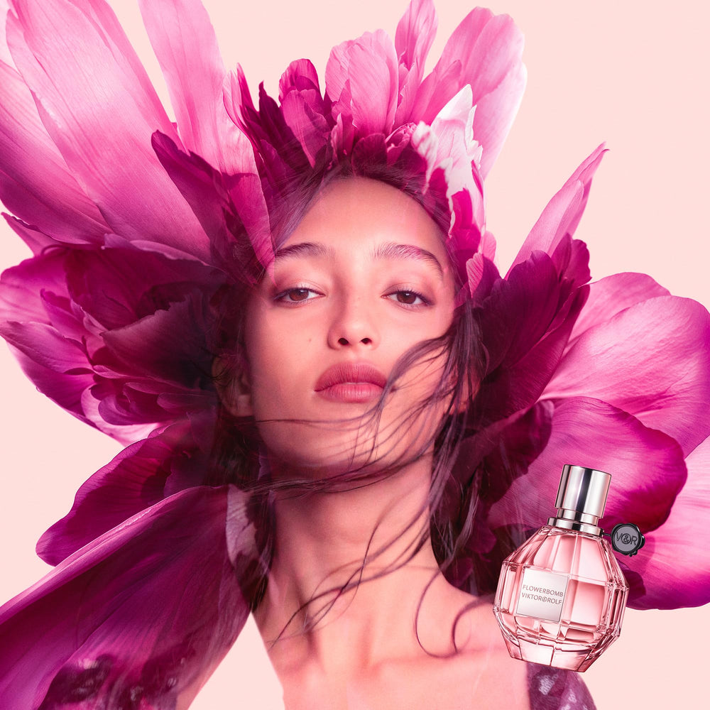 Peonía y freesia en Flowerbomb, delicada feminidad para momentos íntimos.